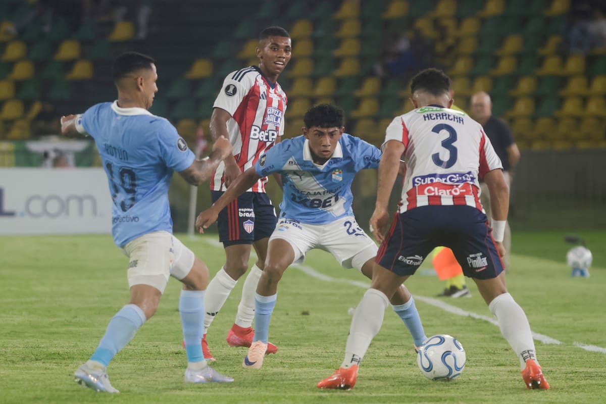 AME3712. CARTAGENA (COLOMBIA), 20/05/2026.- Edwin Herrera (d) de Junior disputa el balón con Maxloren Castro (c) de Sporting este miércoles, en un partido de la fase de grupos de la Copa Libertadores entre Junior y Sporting Cristal en el estadio Jaime Morón en Cartagena (Colombia). EFE/ Ricardo Maldonado