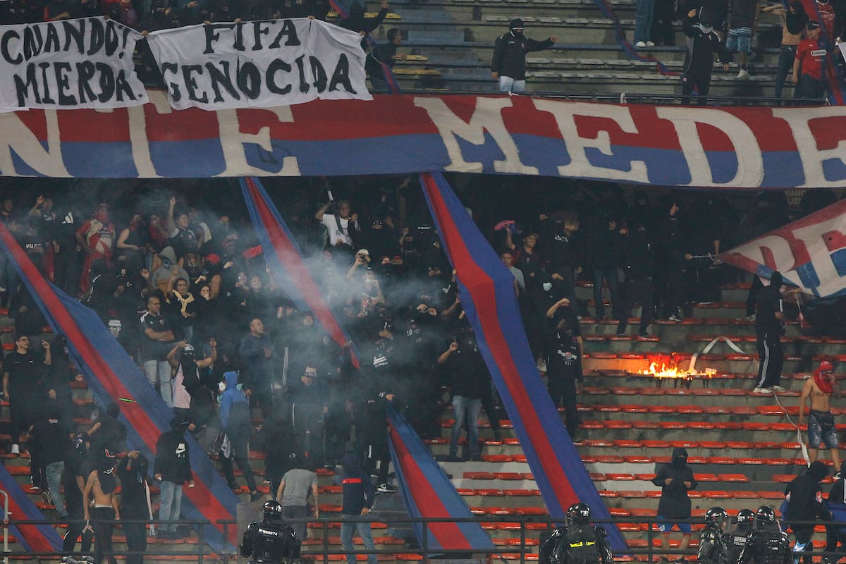 AMDEP5050. MEDELLÍN (COLOMBIA), 07/05/2026.- Aficionados de Medellín queman sillas durante una protesta en el partido de la fase de grupos de la Copa Libertadores entre Independiente Medellín y Flamengo este jueves, en el estadio Atanasio Girardot en Medellín (Colombia). Aficionados del club colombiano, que protestan por el mal momento del equipo, eliminado el domingo pasado de la liga local, lanzaron pirotecnia desde la tribuna norte, lo que originó una humareda que causó poca visibilidad en la cancha; arrojaron objetos, e intentaron ingresar al terreno de juego. EFE/ STR