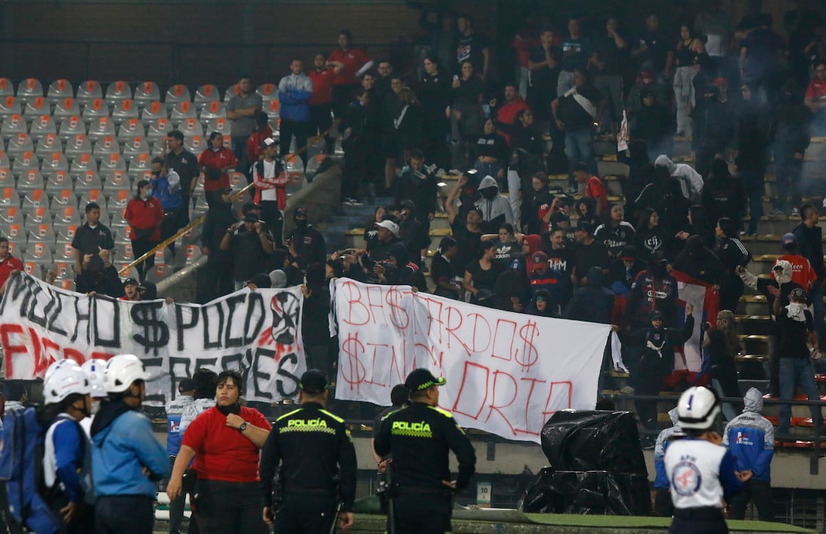 AMDEP5050. MEDELLÍN (COLOMBIA), 07/05/2026.- Aficionados de Medellín protestan durante el partido de la fase de grupos de la Copa Libertadores entre Independiente Medellín y Flamengo este jueves, en el Estadio Atanasio Girardot en Medellín (Colombia). Aficionados del club colombiano, que protestan por el mal momento del equipo, eliminado el domingo pasado de la liga local, lanzaron pirotecnia desde la tribuna norte, lo que originó una humareda que causó poca visibilidad en la cancha; arrojaron objetos, e intentaron ingresar al terreno de juego. EFE/ STR