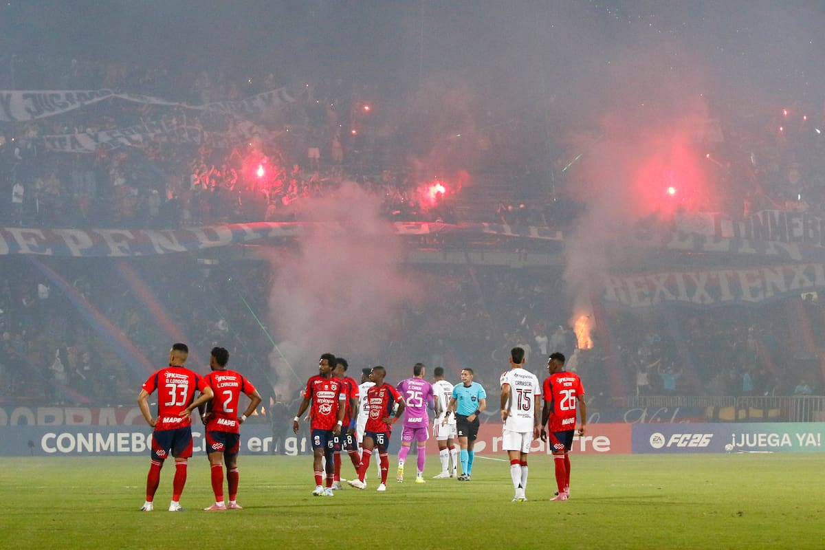 AMDEP5050. MEDELLÍN (COLOMBIA), 07/05/2026.- Jugadores de Medellín y Flamengo esperan para reanudar el partido de la fase de grupos de la Copa Libertadores entre Independiente Medellín y Flamengo este jueves, en el Estadio Atanasio Girardot en Medellín (Colombia). Aficionados del club colombiano, que protestan por el mal momento del equipo, eliminado el domingo pasado de la liga local, lanzaron pirotecnia desde la tribuna norte, lo que originó una humareda que causó poca visibilidad en la cancha; arrojaron objetos, e intentaron ingresar al terreno de juego. EFE/ STR