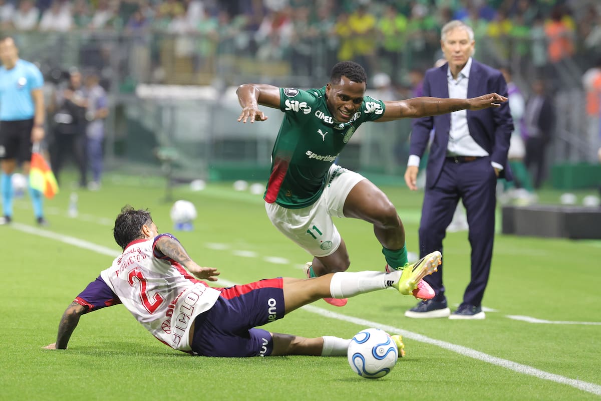 AMDEP575. SAO PAULO (BRASIL), 12/08/2026.- Jhon Arias (d) de Palmeiras disputa un balón con Fabricio Domínguez de Cerro este miércoles, en un partido por los octavos de final de la Copa Libertadores entre Palmeiras y Cerro Porteño, en el Nubank Parque en Sao Paulo (Brasil). EFE/ Sebastiao Moreira