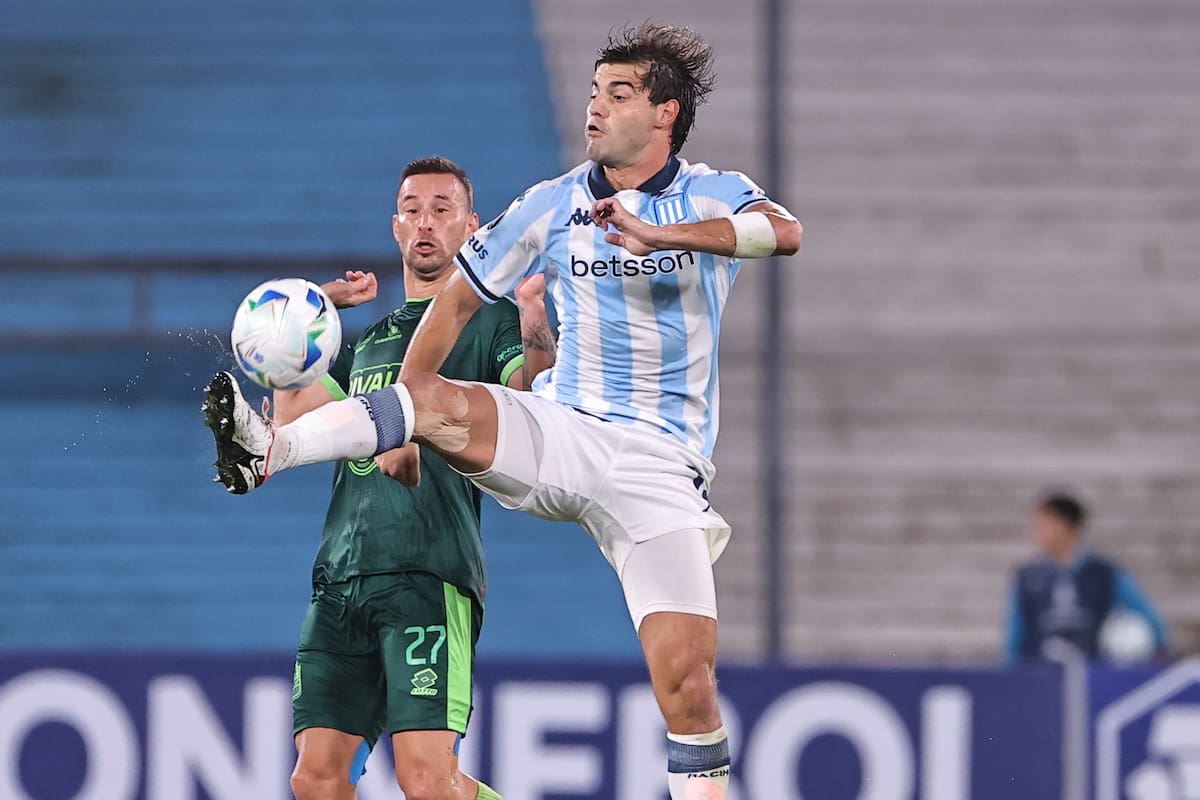 AMDEP5303. AVELLANEDA (ARGENTINA), 10/04/2025.- Santiago Sosa (d) de Racing disputa un balón con Luciano Pons de Atlético Bucaramanga, en un partido de la fase de grupos de la Copa Libertadores entre Racing y Atlético Bucaramanga en el estadio Presidente Perón - El Cilindro en Avellaneda (Argentina). EFE/ Juan Ignacio Roncoroni