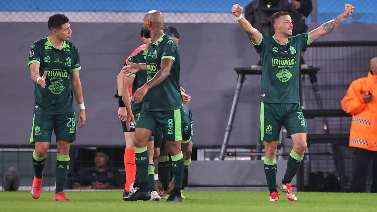 Jugadores de Atlético Bucaramanga celebran un gol este jueves, en un partido de la fase de grupos de la Copa Libertadores entre Racing y Atlético Bucaramanga en el estadio Presidente Perón - El Cilindro en Avellaneda (Argentina). EFE/ Juan Ignacio Roncoroni