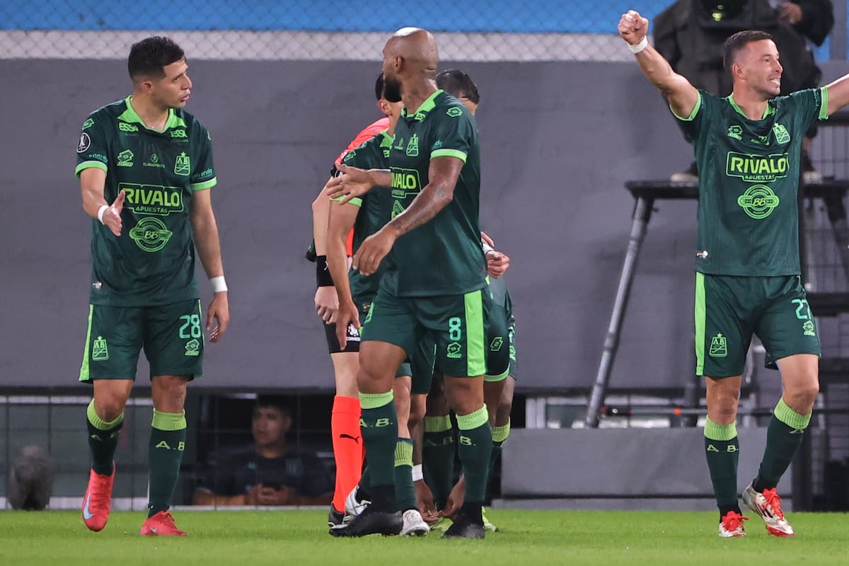 Jugadores de Atlético Bucaramanga celebran un gol, en un partido de la fase de grupos de la Copa Libertadores entre Racing y Atlético Bucaramanga en el estadio Presidente Perón - El Cilindro en Avellaneda (Argentina). EFE/ Juan Ignacio Roncoroni