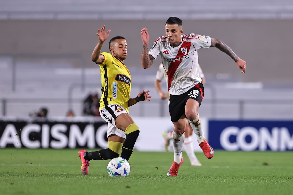 AMDEP5045. BUENOS AIRES (ARGENTINA), 08/04/2025.- Kevin Castaño (d) de River disputa el balón con Jhonny Quiñónez de Barcelona este martes, en un partido de la fase de grupos de la Copa Libertadores entre River Plate y Barcelona en el estadio Más Monumental en Buenos Aires (Argentina). EFE/ Juan Ignacio Roncoroni