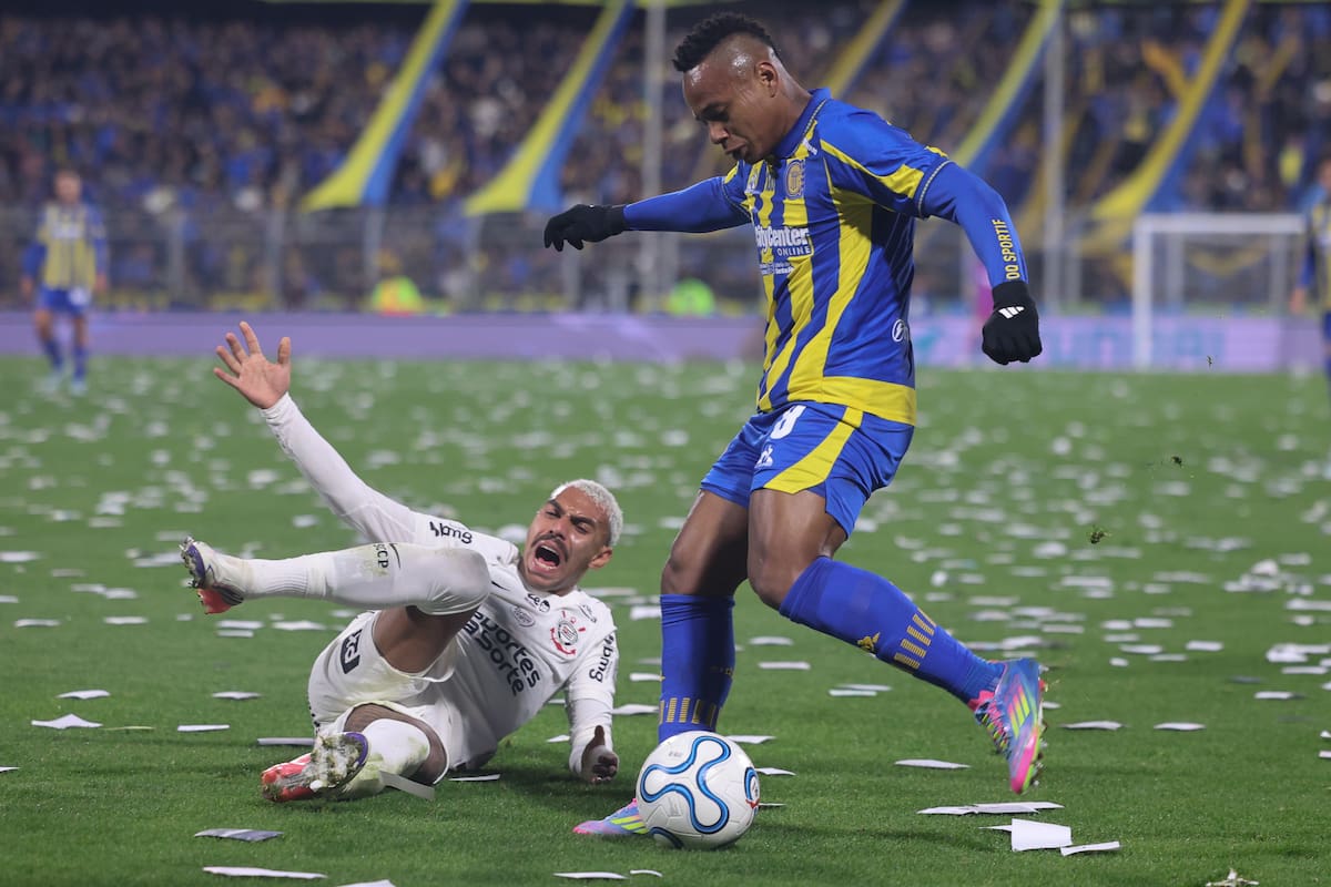 AMDEP794. ROSARIO (ARGENTINA), 13/08/2026.- Jáminton Campaz (d) de Rosario disputa el balón con Kaio César de Corinthians este jueves, en el partido de ida de los octavos de final de la Copa Libertadores entre Rosario Central y Corinthians en el estadio Gigante de Arroyito, en Rosario (Argentina). EFE/ Juan Ignacio Roncoroni