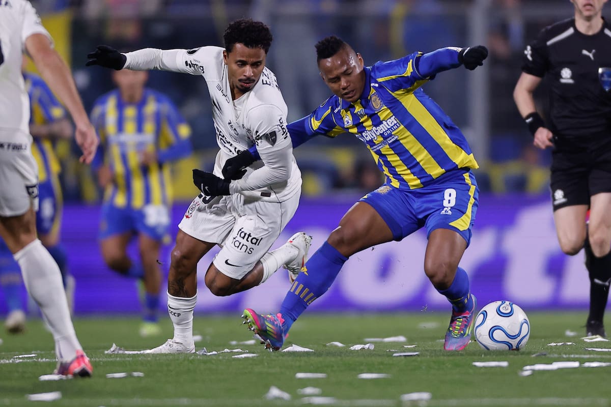 AMDEP794. ROSARIO (ARGENTINA), 13/08/2026.- Jáminton Campaz (d) de Rosario disputa el balón con Allan Rodrigues de Corinthians este jueves, en el partido de ida de los octavos de final de la Copa Libertadores entre Rosario Central y Corinthians en el estadio Gigante de Arroyito, en Rosario (Argentina). EFE/ Juan Ignacio Roncoroni