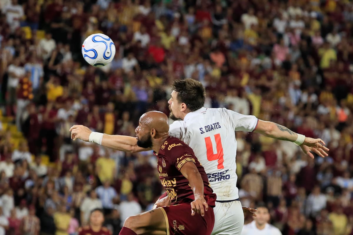 AMDEP4896. IBAGUÉ (COLOMBIA), 06/05/2026.- Edwar López (i) de Tolima disputa el balón con Sebastian Coates de Nacional este miércoles, en un partido de la fase de grupos de la Copa Libertadores entre Tolima y Nacional en el estadio Manuel Murillo Toro de Ibagué (Colombia). EFE/ Carlos Ortega
