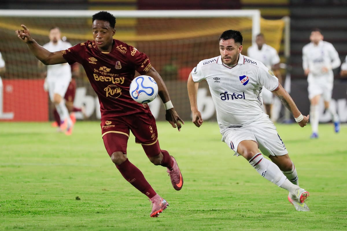 AMDEP4874. IBAGUÉ (COLOMBIA), 06/05/2026.- Jan Carlos Angulo (i) de Tolima disputan el balón con Maximiliano Gómez de Nacional este miércoles, en un partido de la fase de grupos de la Copa Libertadores entre Tolima y Nacional en el estadio Manuel Murillo Toro de Ibagué (Colombia). EFE/ Carlos Ortega