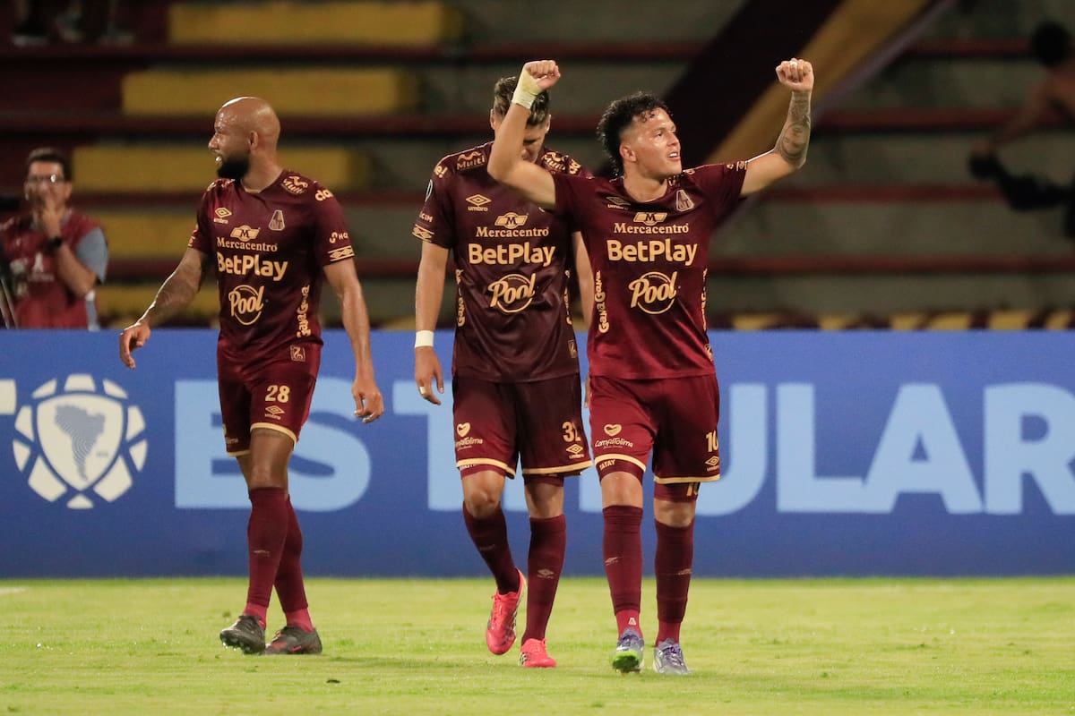 AMDEP4894. IBAGUÉ (COLOMBIA), 06/05/2026.- Jugadores de Tolima celebran un gol este miércoles, en un partido de la fase de grupos de la Copa Libertadores entre Tolima y Nacional en el estadio Manuel Murillo Toro de Ibagué (Colombia). EFE/ Carlos Ortega