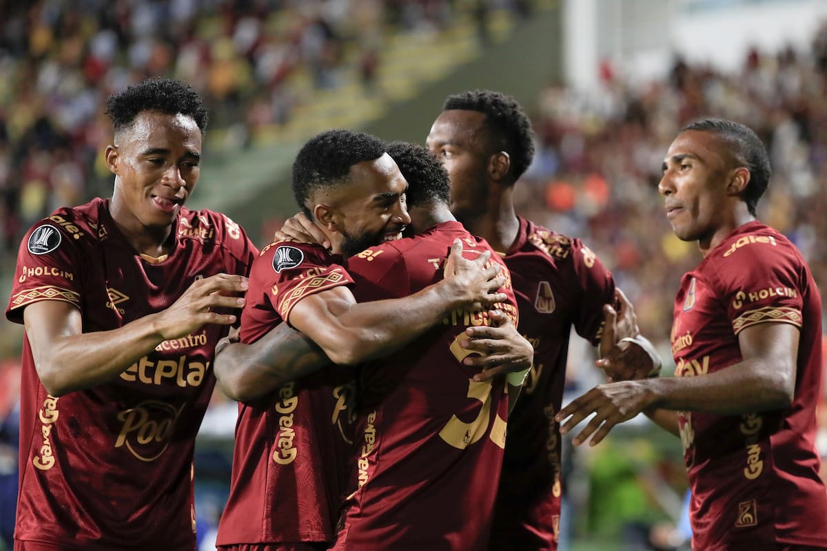 AMDEP4934. IBAGUÉ (COLOMBIA), 06/05/2026.- Jugadores de Tolima celebran un gol este miércoles, en un partido de la fase de grupos de la Copa Libertadores entre Tolima y Nacional en el estadio Manuel Murillo Toro de Ibagué (Colombia). EFE/ Carlos Ortega