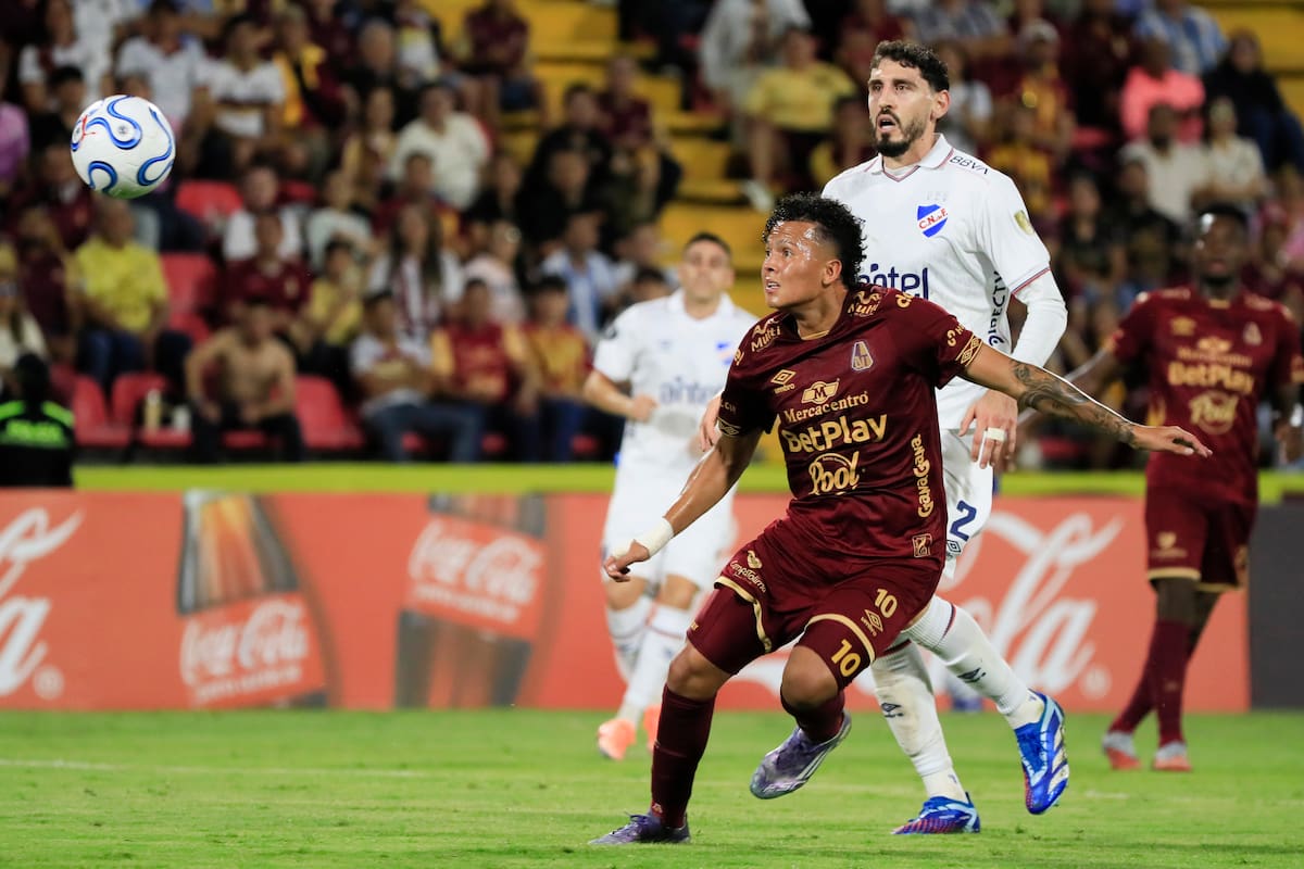 AMDEP4917. IBAGUÉ (COLOMBIA), 06/05/2026.- Juan Pablo Torres (i) de Tolima disputa el balón con Agustín Rogel de Nacional este miércoles, en un partido de la fase de grupos de la Copa Libertadores entre Tolima y Nacional en el estadio Manuel Murillo Toro de Ibagué (Colombia). EFE/ Carlos Ortega