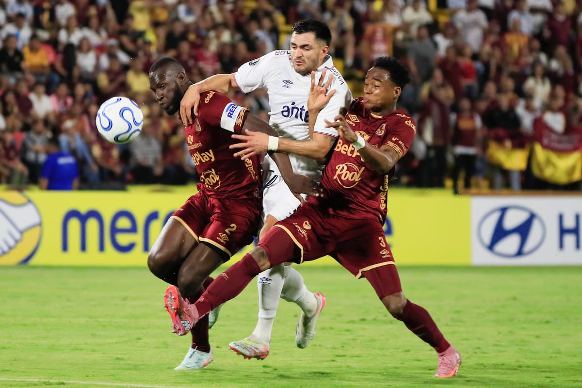 AMDEP4840. IBAGUÉ (COLOMBIA), 06/05/2026.- Anderson Angulo (i) y Jan Carlos Angulo (d) de Tolima disputan el balón con Maximiliano Gómez este miércoles, en un partido de la fase de grupos de la Copa Libertadores entre Tolima y Nacional en el estadio Manuel Murillo Toro de Ibagué (Colombia). EFE/ Carlos Ortega