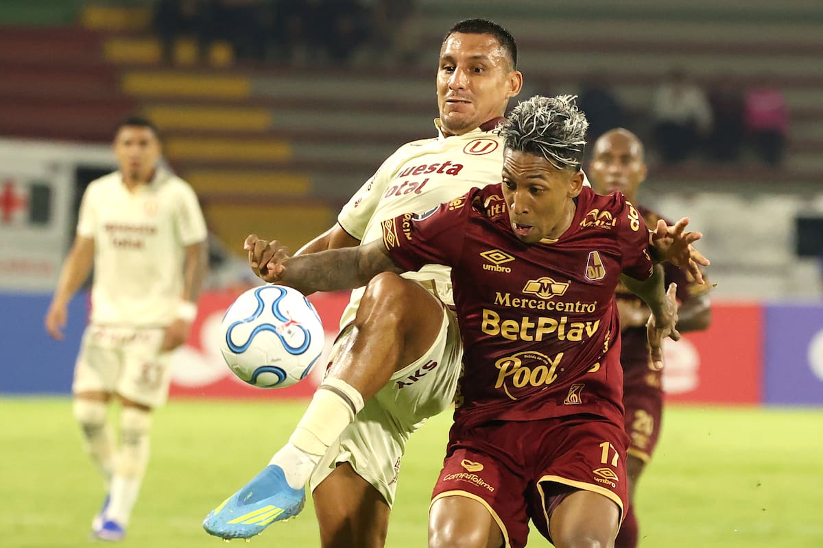 GR2004. IBAGUÉ (COLOMBIA), 07/04/2026.- Cristian Arrieta (d) de Tolima disputa el balón con Álex Valera de Universitario este martes, en un partido de la Copa Libertadores entre Tolima y Universitario en el estadio Manuel Murillo Toro en Ibagué (Colombia). EFE/ Agencia Unido360