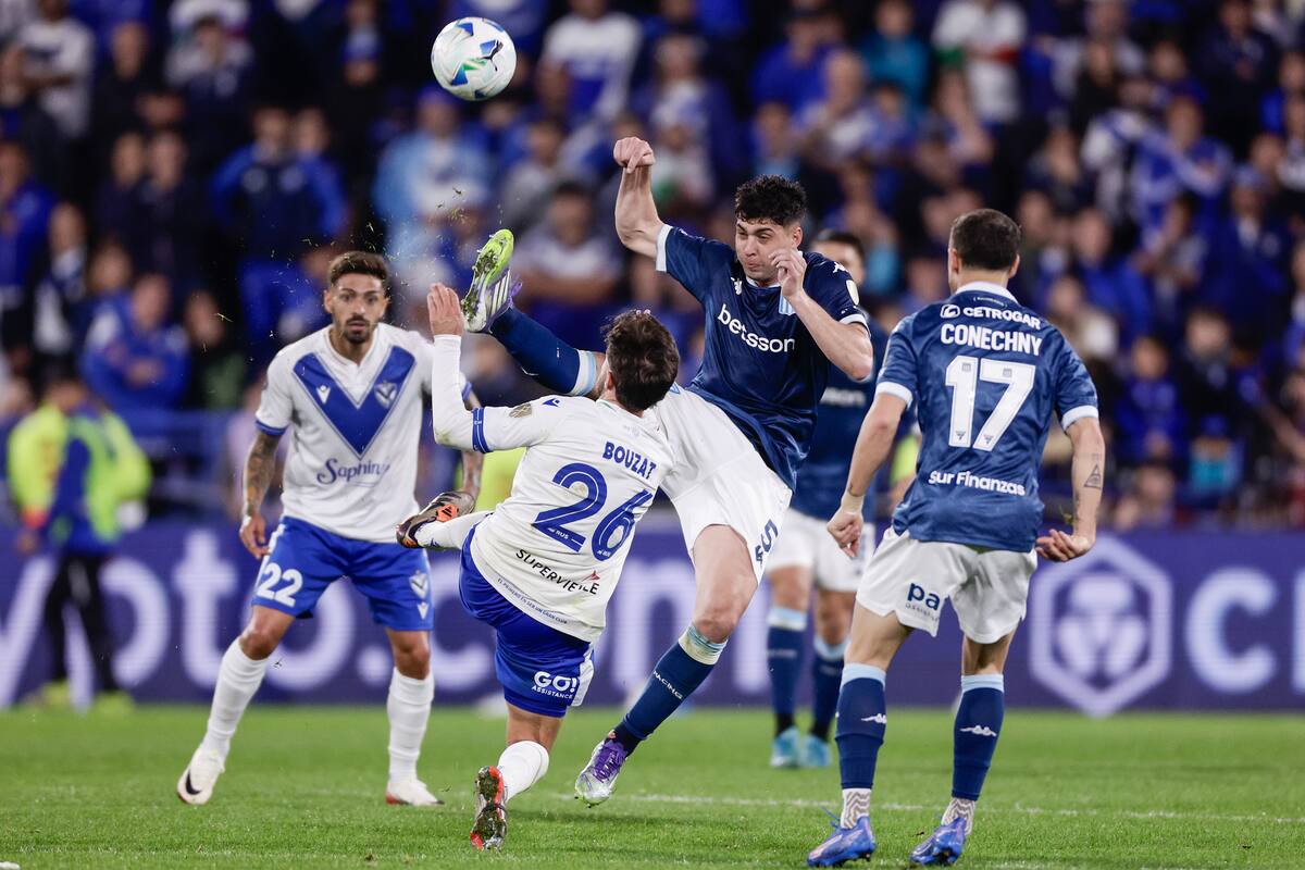 AMDEP3504. BUENOS AIRES (ARGENTINA), 16/09/2025.- Agustín Bouzat (c-i) de Vélez disputa el balón con Juan Nardoni (c-d) de Racing. EFE/ Juan Ignacio Roncoroni