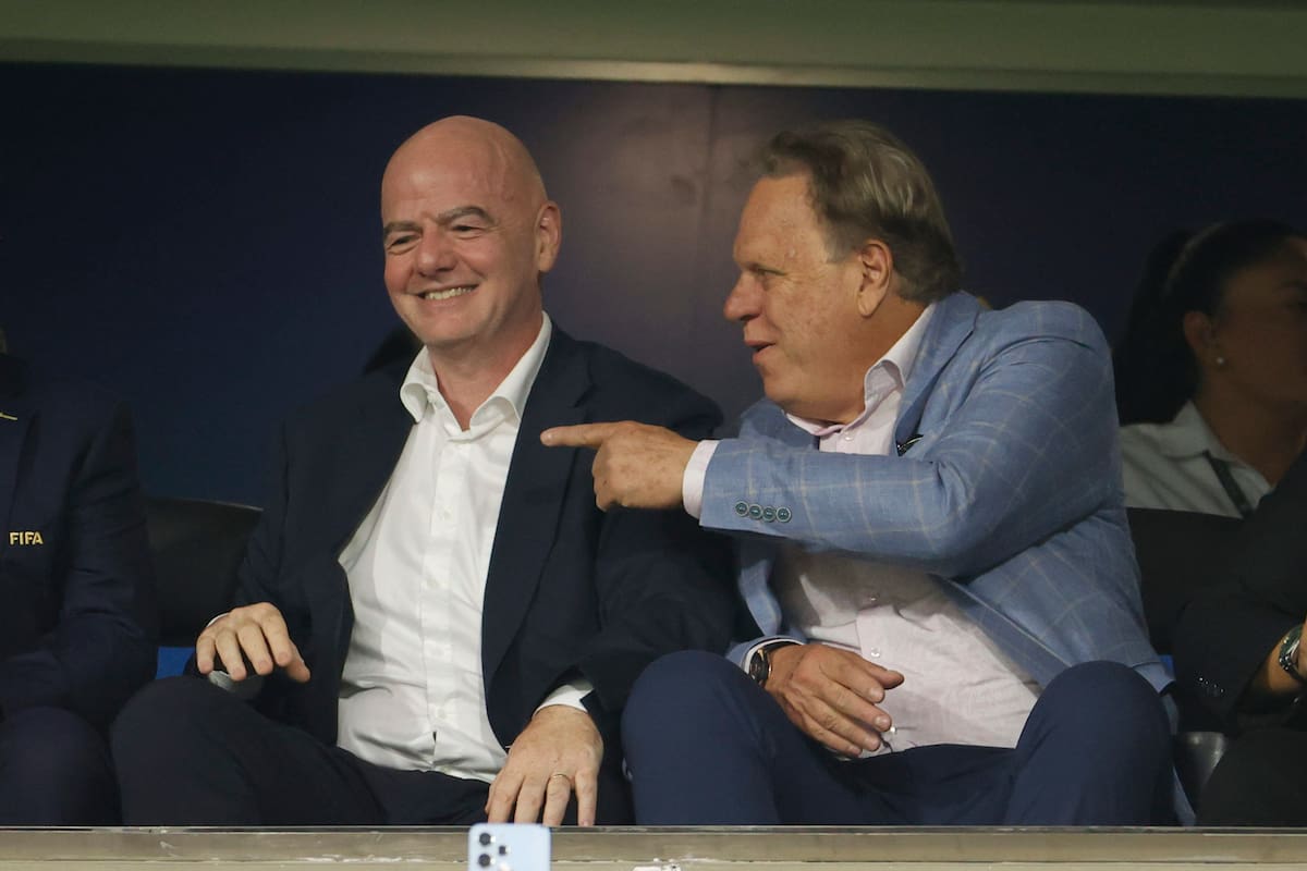 AMDEP5497. BOGOTÁ (COLOMBIA), 31/08/2024.- El presidente de la FIFA Gianni Infantino (i) habla con el presidente de la Federación Colombiana de Fútbol (FCF) Ramón Jesurún este sábado, en un partido del grupo A de la Copa Mundial Femenina sub-20 entre las selecciones de Colombia y Australia en el estadio El Campín en Bogotá (Colombia). EFE/ Mauricio Dueñas Castañeda