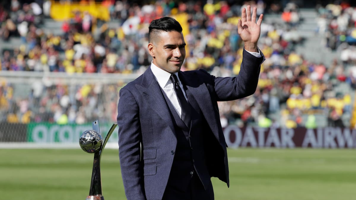 AMDEP7639. BOGOTÁ (COLOMBIA), 22/09/2024.- El futbolista Radamel Falcao García saluda a la tribuna junto al trofeo de la Copa Mundial Femenina sub-20 este domingo, previo al partido entre las selecciones de Corea del Norte y Japón en el estadio El Campín, en Bogotá (Colombia). EFE/ Carlos Ortega