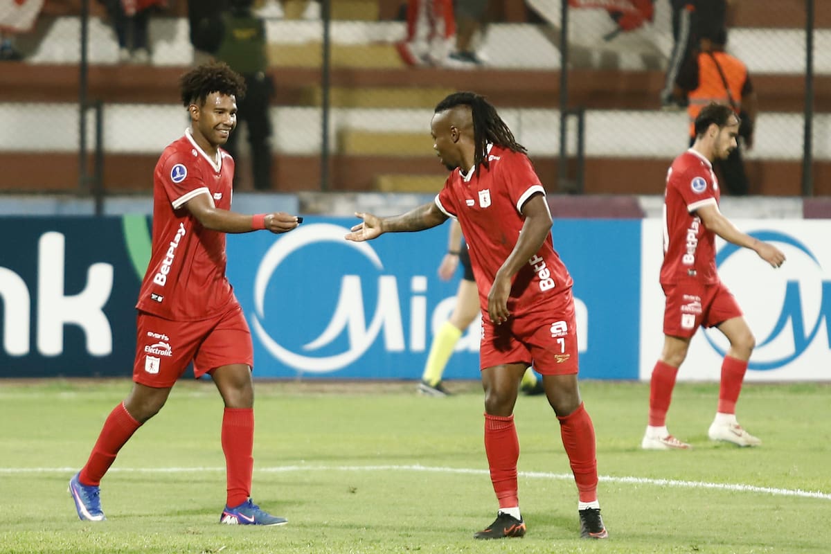 AMDEP4847. CALLAO (PERÚ), 06/05/2026.- Jhon Murillo (d) de América celebra un gol este miércoles, durante un partido de la fase de grupos de la Copa Sudamericana entre Alianza Atlético y América de Cali en el estadio Miguel Grau en Callao (Perú). EFE/ Sebastián Blanco Salazar
