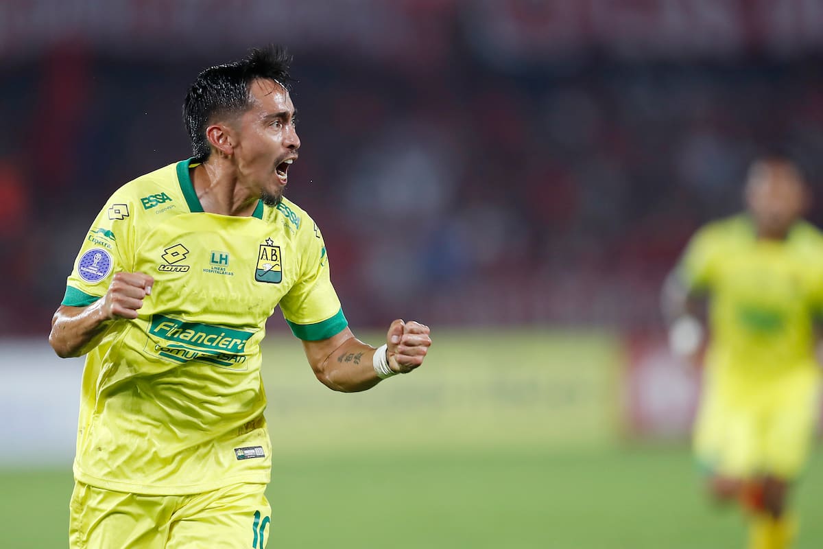 AME566. CALI (COLOMBIA), 05/03/2026.- Fabián Sambueza de Bucaramanga celebra un gol este jueves, durante un partido de la primera fase de la Copa Sudamericana entre América y Bucaramanga en el estadio Pascual Guerrero en Cali (Colombia). EFE/ Ernesto Guzmán
