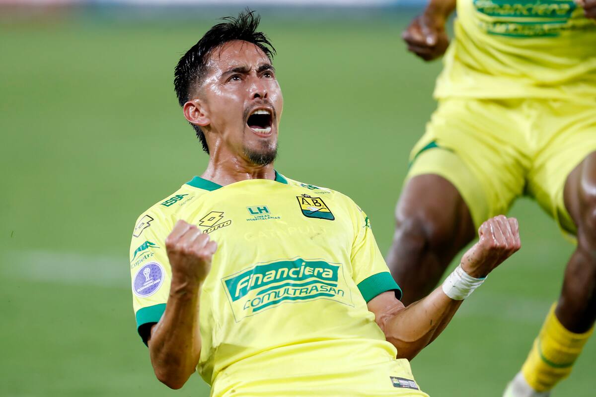 AME566. CALI (COLOMBIA), 05/03/2026.- Fabián Sambueza de Bucaramanga celebra un gol este jueves, durante un partido de la primera fase de la Copa Sudamericana entre América y Bucaramanga en el estadio Pascual Guerrero en Cali (Colombia). EFE/ Ernesto Guzmán