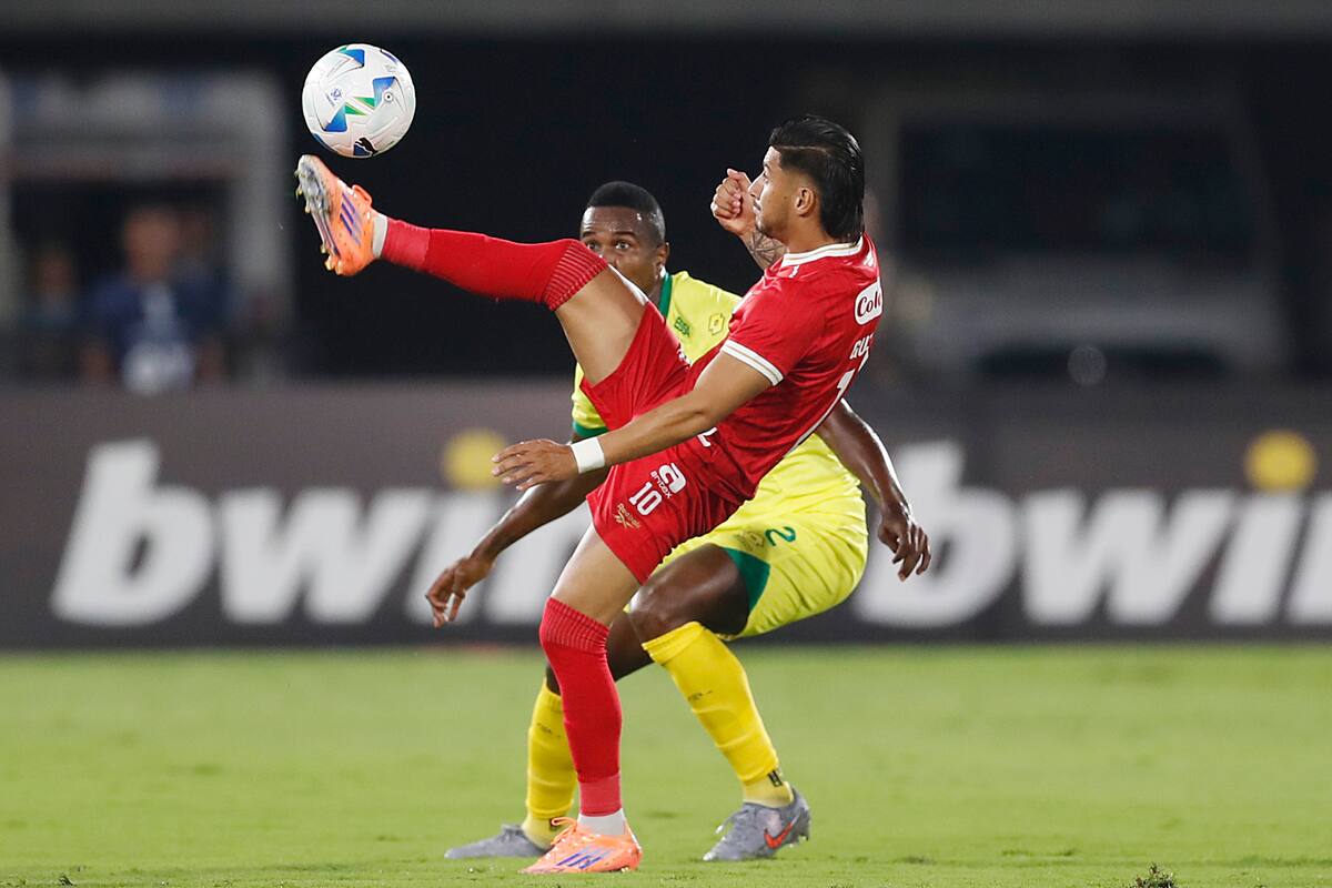 AME566. CALI (COLOMBIA), 05/03/2026.- Yeison Guzmán (d) de América disputa el balón con Jefferson Mena de Bucaramanga este jueves, durante un partido de la primera fase de la Copa Sudamericana entre América y Bucaramanga en el estadio Pascual Guerrero en Cali (Colombia). EFE/ Ernesto Guzmán