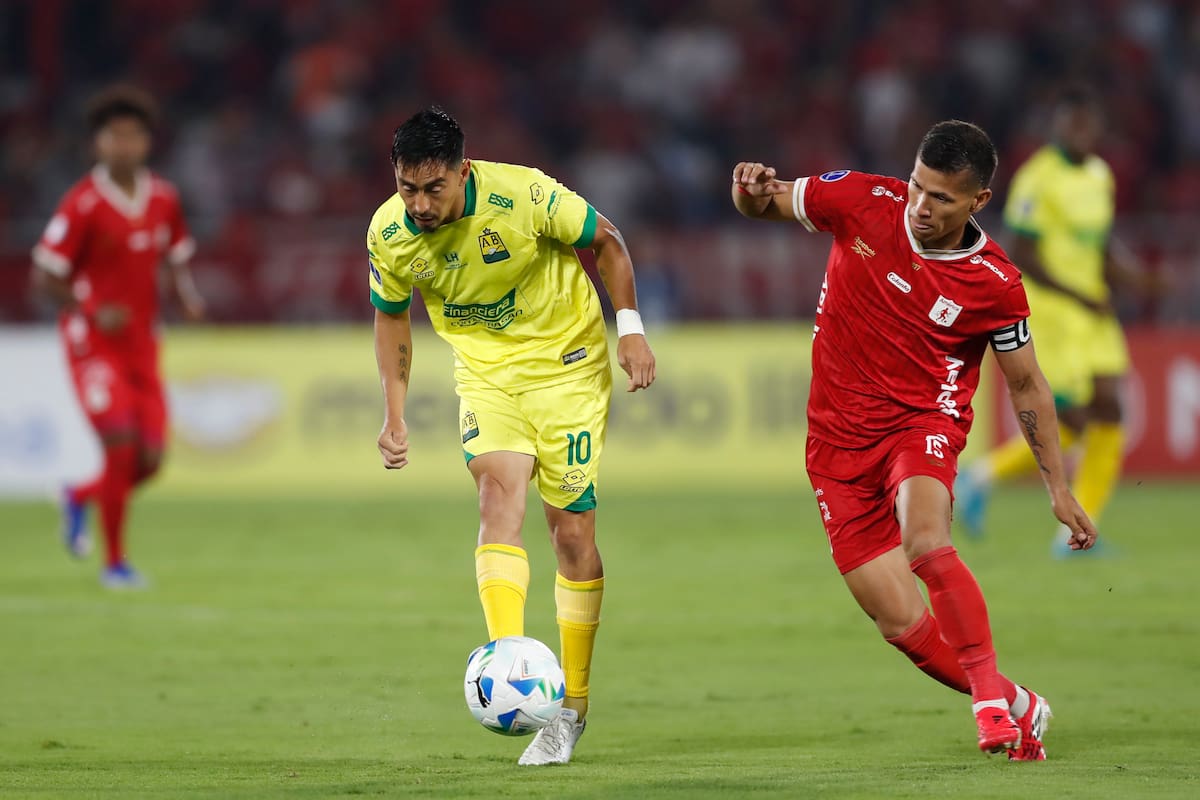 AME566. CALI (COLOMBIA), 05/03/2026.- Rafael Carrascal (d) de América disputa el balón con Fabián Sambueza de Bucaramanga este jueves, durante un partido de la primera fase de la Copa Sudamericana entre América y Bucaramanga en el estadio Pascual Guerrero en Cali (Colombia). EFE/ Ernesto Guzmán