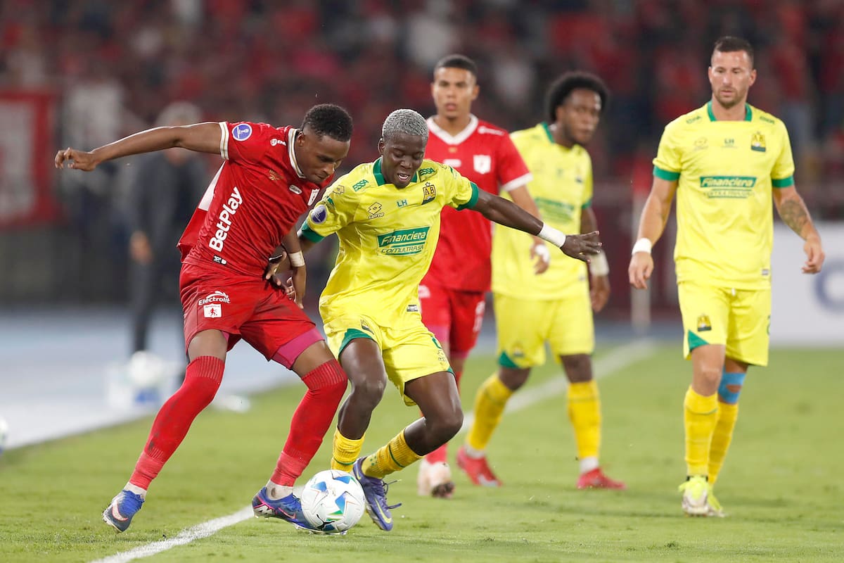 AME566. CALI (COLOMBIA), 05/03/2026.- Jan Lucumí (i) de América disputa el balón con Gustavo Charrupí de Bucaramanga este jueves, durante un partido de la primera fase de la Copa Sudamericana entre América y Bucaramanga en el estadio Pascual Guerrero en Cali (Colombia). EFE/ Ernesto Guzmán