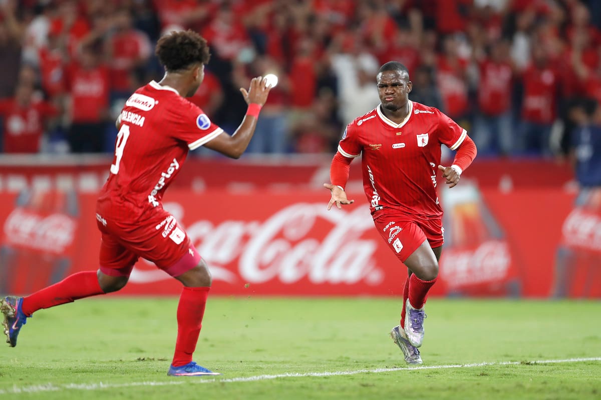 AME566. CALI (COLOMBIA), 05/03/2026.- Jhon Tilman Palacios (d) de América celebra un gol este jueves, durante un partido de la primera fase de la Copa Sudamericana entre América y Bucaramanga en el estadio Pascual Guerrero en Cali (Colombia). EFE/ Ernesto Guzmán