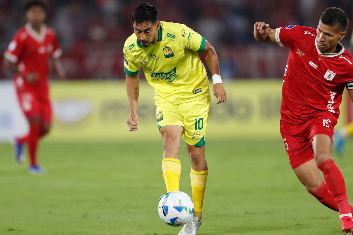 AME566. CALI (COLOMBIA), 05/03/2026.- Rafael Carrascal (d) de América disputa el balón con Fabián Sambueza de Bucaramanga este jueves, durante un partido de la primera fase de la Copa Sudamericana entre América y Bucaramanga en el estadio Pascual Guerrero en Cali (Colombia). EFE/ Ernesto Guzmán