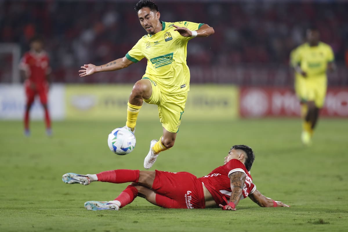 AME566. CALI (COLOMBIA), 05/03/2026.- Nicolás Hernández (d) de América disputa el balón con Fabián Sambueza de Bucaramanga este jueves, durante un partido de la primera fase de la Copa Sudamericana entre América y Bucaramanga en el estadio Pascual Guerrero en Cali (Colombia). EFE/ Ernesto Guzmán