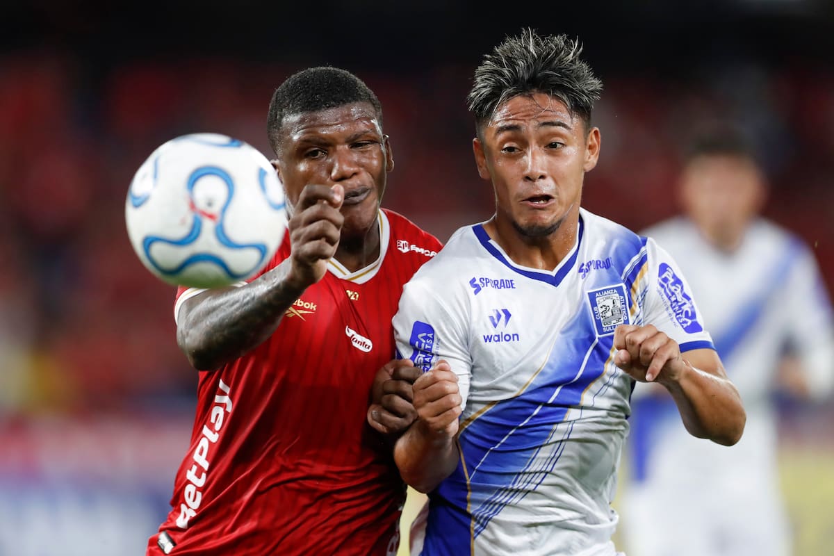 AME4013. CALI (COLOMBIA), 15/04/2026.- Marlon Torres (i) de América disputa el balón con Guillermo Larios de Alianza Atlético este miércoles, en un partido de la fase de grupos de la Copa Sudamericana entre América de Cali y Alianza Atlético en el estadio Olímpico Pascual Guerrero en Cali (Colombia). EFE/ Ernesto Guzmán Jr
