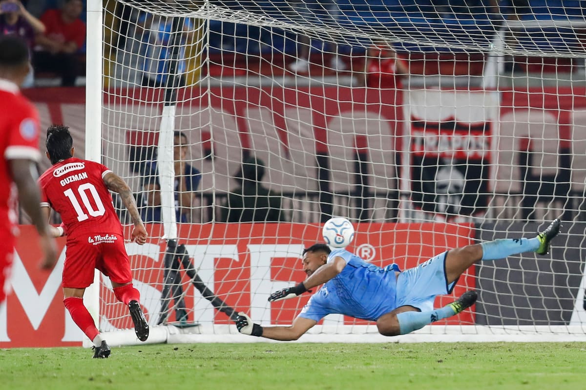 Yeison Guzmán (i) de América anota un gol para América. EFE/ Ernesto Guzmán Jr