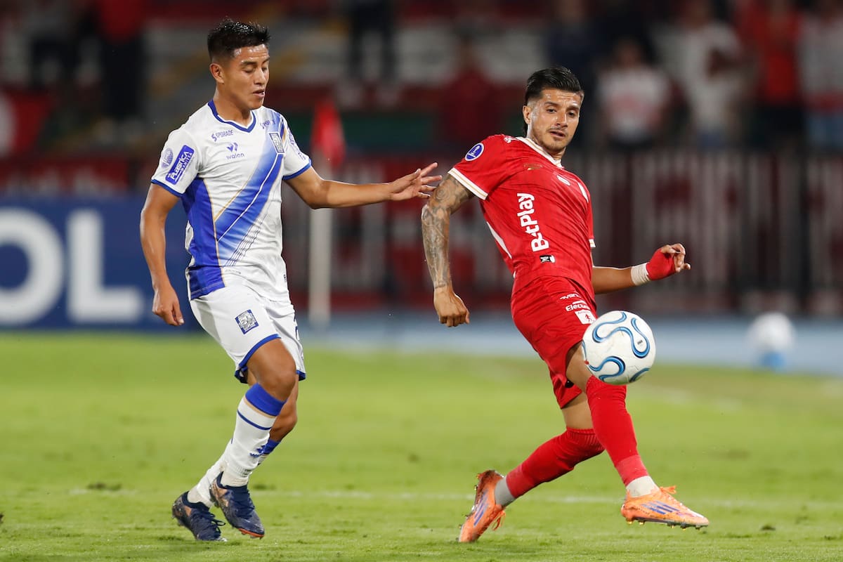 AME3981. CALI (COLOMBIA), 15/04/2026.- Yeison Guzmán (d) de América disputa el balón con Jimmy Pérez de Alianza Atlético este miércoles, en un partido de la fase de grupos de la Copa Sudamericana entre América de Cali y Alianza Atlético en el estadio Olímpico Pascual Guerrero en Cali (Colombia). EFE/ Ernesto Guzmán Jr