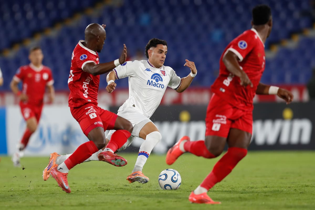 AME3234. CALI (COLOMBIA), 19/05/2026.- Jan Lucumi (i) de América disputa el balón con David Romero (c) de Tigre este martes, en un partido de la fase de grupos de la Copa Sudamericana entre América de Cali y Tigre en el estadio Pascual Guerrero en Cali (Colombia). EFE/ Ernesto Guzmán