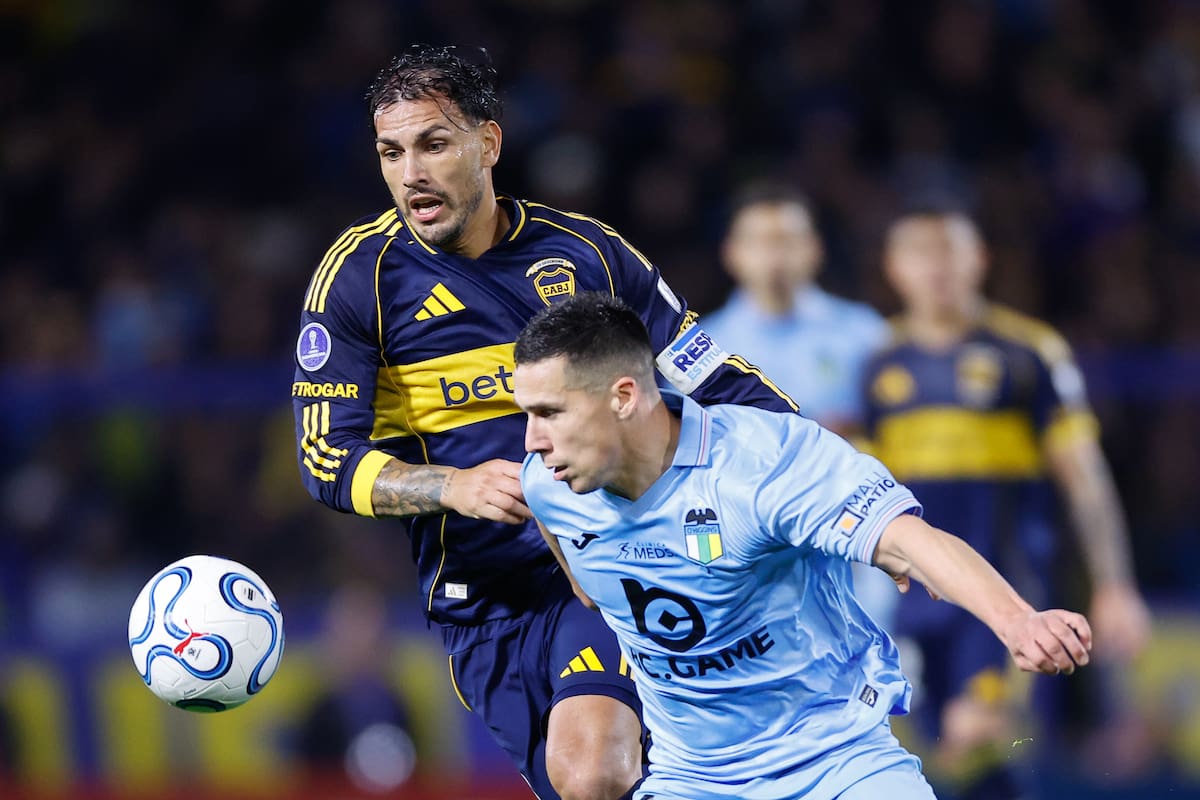 AMDEP9306. BUENOS AIRES (ARGENTINA), 23/07/2026.- Leandro Paredes (i) de Boca controla el balón con Gabriel Pinto este jueves, en un partido de la Copa Sudamericana entre Boca Juniors y O'Higgins en el estadio Alberto José Armando, en Buenos Aires (Argentina). EFE/ Juan Ignacio Roncoroni
