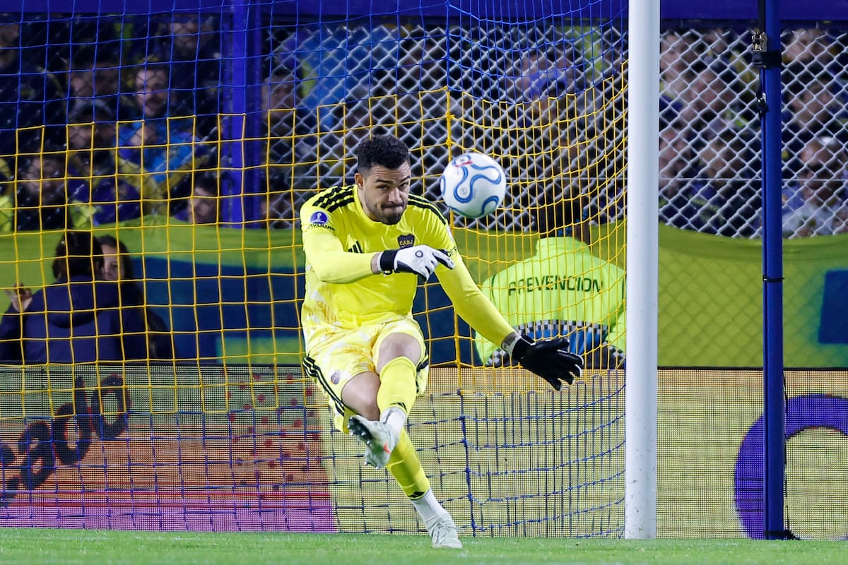 AMDEP1803. BUENOS AIRES (ARGENTINA), 08/09/2026.- Álvaro Montero de Boca Juniors patea el balón este martes, en el partido de ida de cuartos de final de la Copa Sudamericana entre Boca Juniors y Sao Paulo en el estadio Alberto J. Armando, en Buenos Aires (Argentina). EFE/ Juan Ignacio Roncoroni