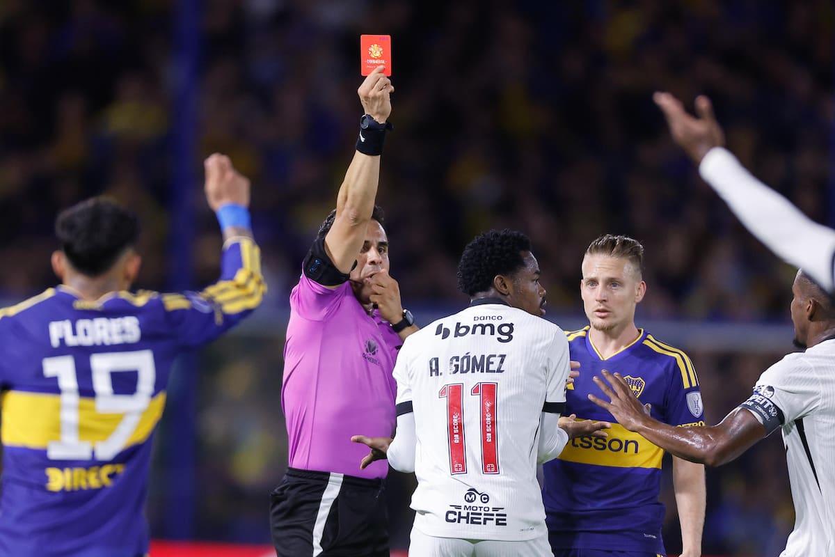AME5850. BUENOS AIRES (ARGENTINA), 13/10/2026.- El árbitro chileno Piero Maza muestra la tarjeta roja a Andrés Gómez de Vasco da Gama este martes, en el partido de ida de las semifinales de la Copa Sudamericana entre Boca Juniors y Vasco da Gama en el estadio La Bombonera en Buenos Aires (Argentina). EFE/ Juan Ignacio Roncoroni