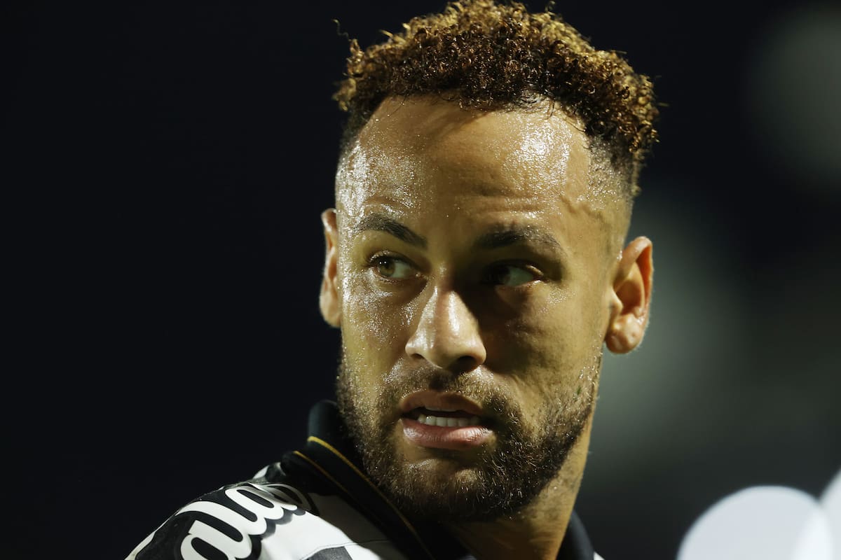 AMDEP4578. PEDRO JUAN CABALLERO (PARAGUAY), 05/05/2026.- Neymar de Santos reacciona este martes, en un partido de la fase de grupos de la Copa Sudamericana entre Deportivo Recoleta y Santos en el estadio Río Parapití en Pedro Juan Caballero (Paraguay). EFE/ Juan Pablo Pino