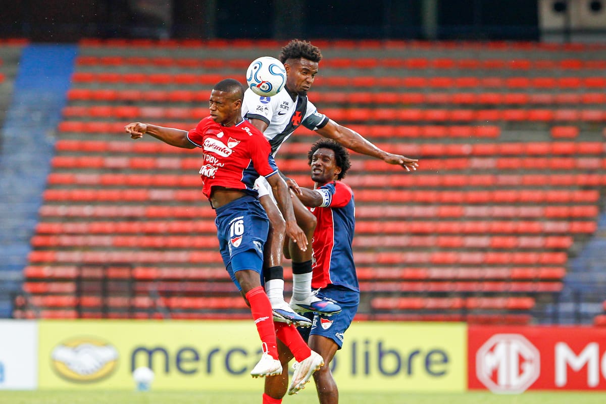 AMDEP9182. MEDELLÍN (COLOMBIA), 22/07/2026.- Halam Loboa (i) de Medellín disputa el balón Thiago Mendes (c) de Vasco da Gama este miércoles, en un partido de la Copa Sudamericana entre Medellín y Vasco da Gama en el estadio Atanasio Girardot en Medellín (Colombia). EFE/ STR