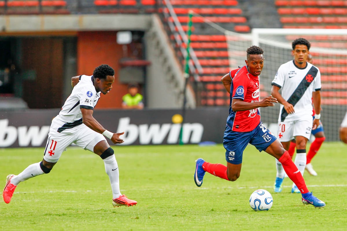 AMDEP9164. MEDELLÍN (COLOMBIA), 22/07/2026.- Esneyder Mena (d) de Medellín disputa un balón con Carlos Andrés Gómez de Vasco da Gama este miércoles, en un partido de la Copa Sudamericana entre Medellín y Vasco da Gama en el estadio Atanasio Girardot en Medellín (Colombia). EFE/ STR