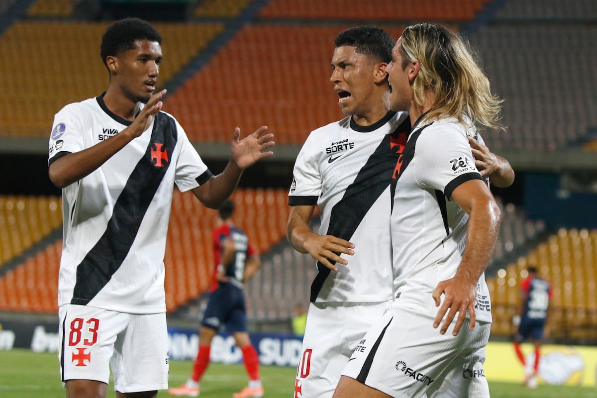 AMDEP9201. MEDELLÍN (COLOMBIA), 22/07/2026.- Jugadores de Vasco da Gama celebran un gol este miércoles, en un partido de la Copa Sudamericana entre Medellín y Vasco da Gama en el estadio Atanasio Girardot en Medellín (Colombia). EFE/ STR