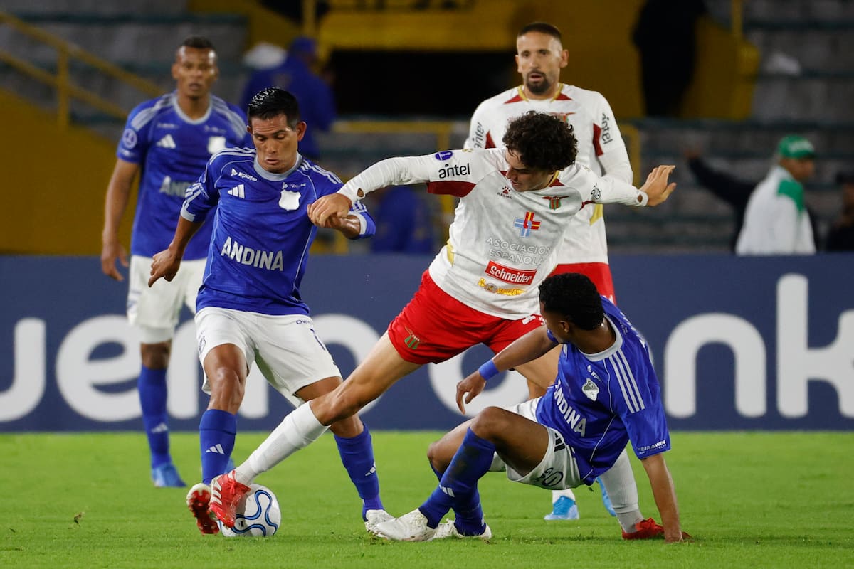 AMDEP3667. BOGOTÁ (COLOMBIA), 15/04/2026.- David Mackalister Silva (i) y Carlos Sarabia (d) de Millonarios disputa el balón con Federico Dafonte (c) de Boston River este miércoles, en un partido de la fase de grupos de Copa Sudamericana entre Millonarios y Boston River en el estadio Nemesio Camacho "El Campín" en Bogotá (Colombia). EFE/ Mauricio Dueñas Castañeda