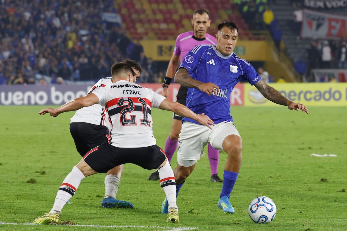 AME7448. BOGOTÁ (COLOMBIA), 28/04/2026.- Rodrigo Contreras (d) de Millonarios disputa un balón con Cédric Soares de Sao Paulo este martes, en un partido de la fase de grupos de la Copa Sudamericana entre Millonarios y Sao Paulo en el estadio El Campín en Bogotá (Colombia). EFE/ Mauricio Dueñas Castañeda