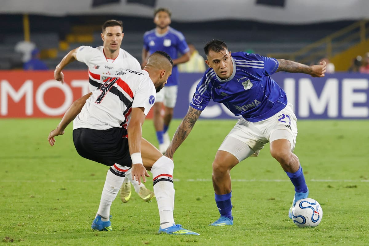 AME7448. BOGOTÁ (COLOMBIA), 28/04/2026.- Rodrigo Contreras (d) de Millonarios disputa un balón con Dória de Sao Paulo este martes, en un partido de la fase de grupos de la Copa Sudamericana entre Millonarios y Sao Paulo en el estadio El Campín en Bogotá (Colombia). EFE/ Mauricio Dueñas Castañeda