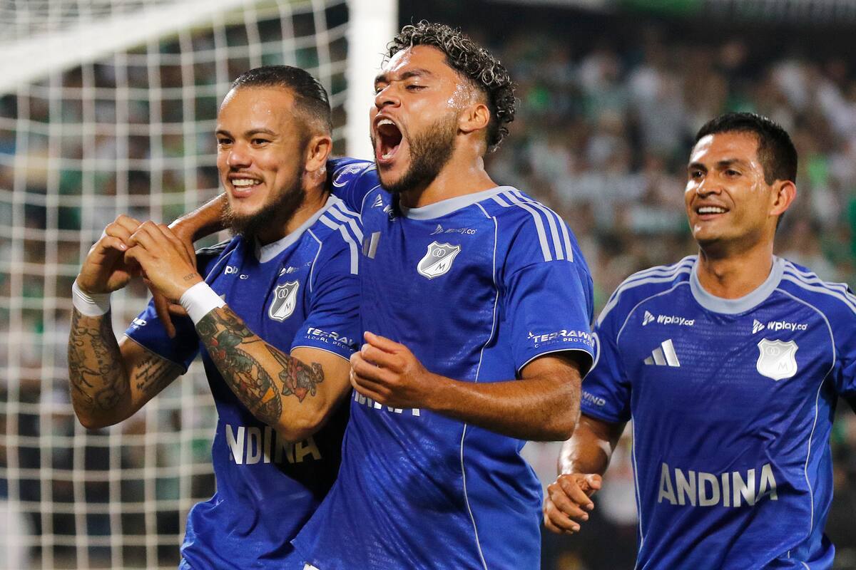 AME621. MEDELLÍN (COLOMBIA), 04/03/2026.- Leonardo Castro (i) de Millonarios celebra un gol con sus compañeros Sebastián Valencia (c) y Mackalister Silva este miércoles, durante un partido de la primera fase de la Copa Sudamericana entre Atlético Nacional y Millonarios en el estadio Atanasio Girardot en Medellín (Colombia). EFE/ STR