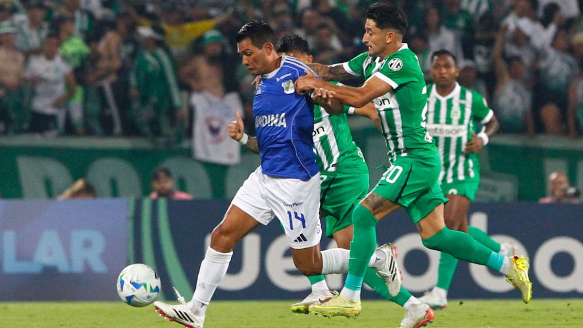 AME621. MEDELLÍN (COLOMBIA), 04/03/2026.- Milton Casco (d) de Nacional disputa el balón con Mackalister Silva de Millonarios este miércoles, durante un partido de la primera fase de la Copa Sudamericana entre Atlético Nacional y Millonarios en el estadio Atanasio Girardot en Medellín (Colombia). EFE/ STR