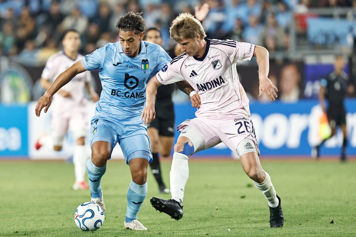 AME1004. RANCAGUA (CHILE), 07/04/2026.- Martín Sarrafiore (i) de O'Higgins disputa un balón con Andrés Llinás de Millonarios este martes, durante un partido de la Copa Sudamericana entre O'Higgins y Millonarios en el estadio Codelco El Teniente, en Rancagua (Chile). EFE/ Osvaldo Villarroel