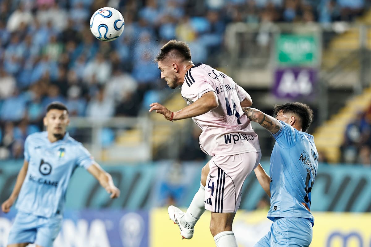 AME1004. RANCAGUA (CHILE), 07/04/2026.- Martín Maturana (d) de O'Higgins disputa un balón con Édgar Elizalde (i) de Millonarios este martes, durante un partido de la Copa Sudamericana entre O'Higgins y Millonarios en el estadio Codelco El Teniente, en Rancagua (Chile). EFE/ Osvaldo Villarroel