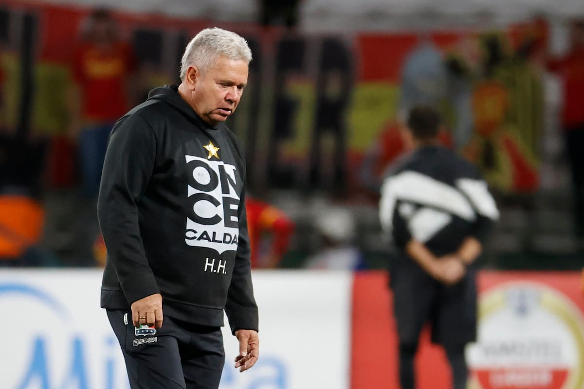 AMDEP6096. MANIZALES (COLOMBIA), 07/05/2025.- El entrenador de Once Caldas Hernán Darío Herrera reacciona al final de un partido este miércoles, de la fase de grupos de la Copa Sudamericana entre Once Caldas y Unión Española en el estadio Palogrande en Manizales (Colombia). EFE/ Mauricio Dueñas Castañeda