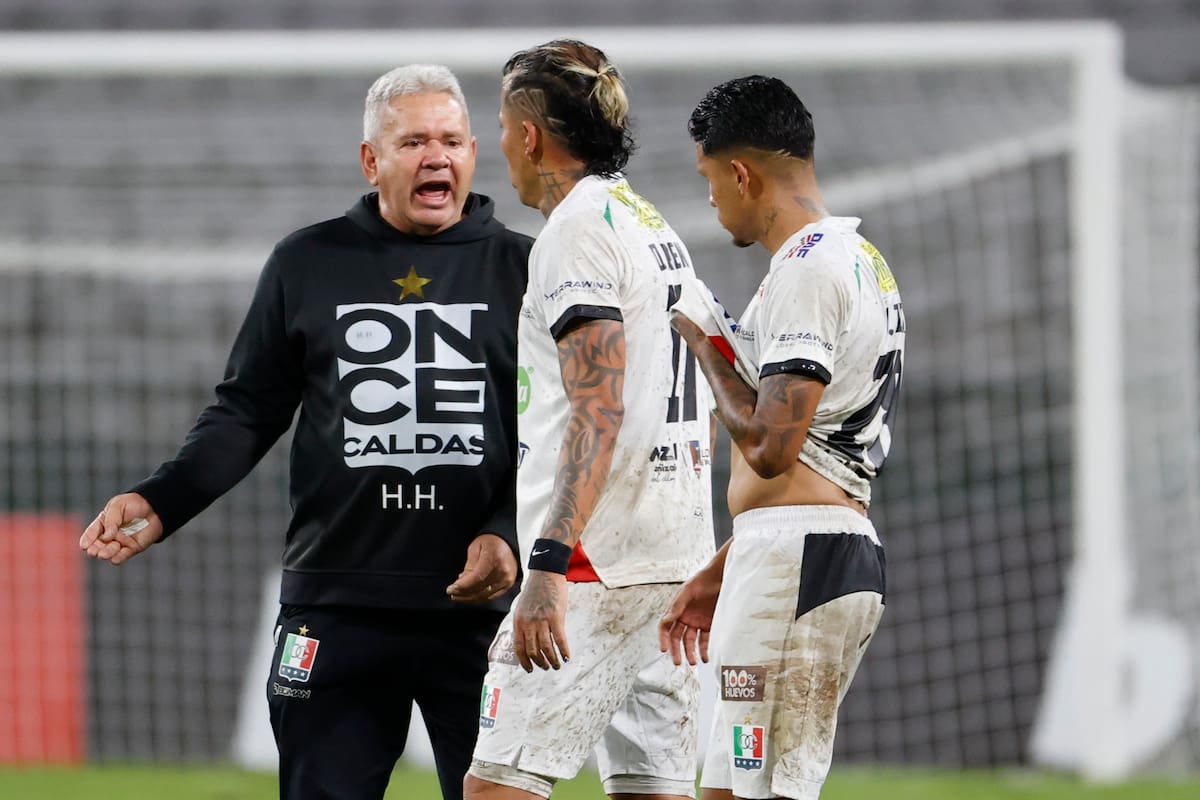 AMDEP6098. MANIZALES (COLOMBIA), 07/05/2025.- El entrenador de Once Caldas Hernán Darío Herrera (i) reacciona frente a Dayro Moreno (c) al final de un partido este miércoles, de la fase de grupos de la Copa Sudamericana entre Once Caldas y Unión Española en el estadio Palogrande en Manizales (Colombia). EFE/ Mauricio Dueñas Castañeda